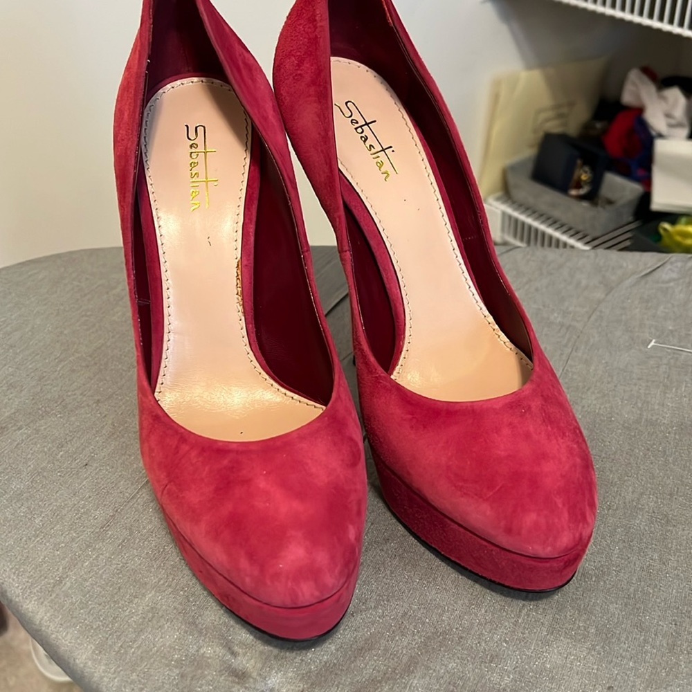 Pink suede round toed platform pumps